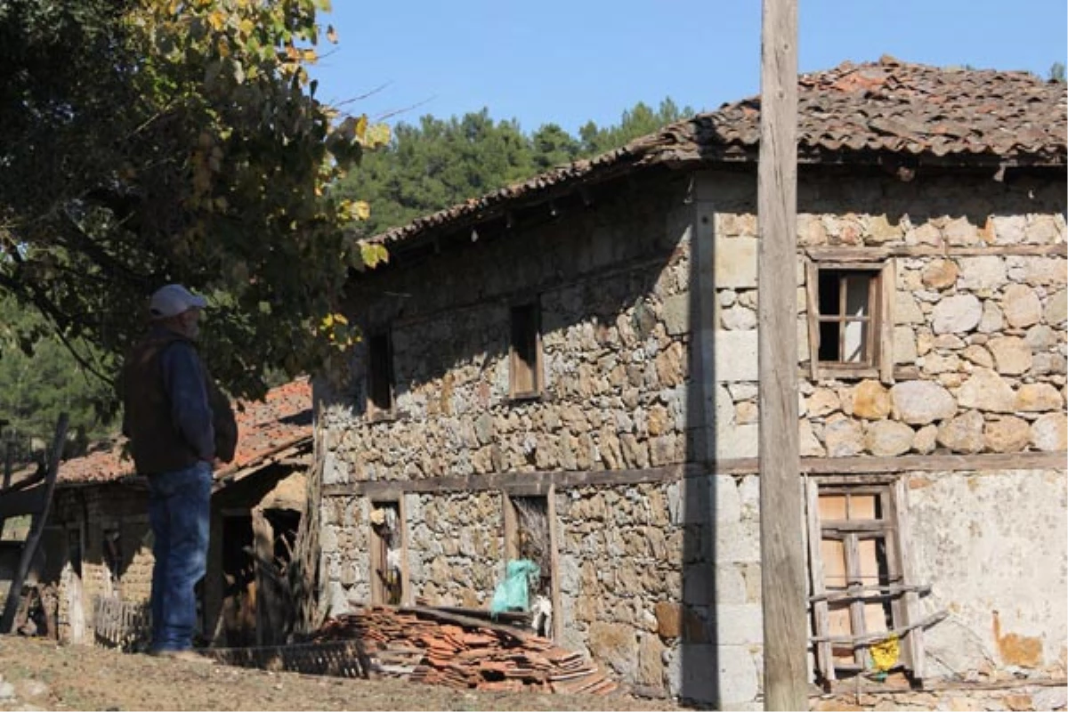 75 Yaşındaki Eski Muhtar Köyde Tek Başına Yaşıyor