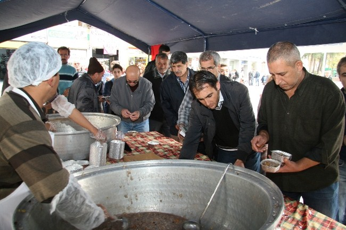 Adapazarı\'nda 10 Bin Kişilik Aşure Dağıtıldı