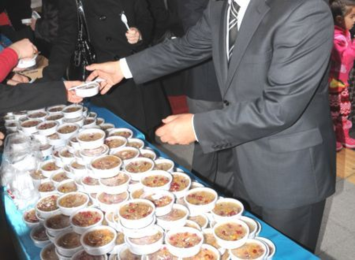 Ağrı\'da 3 Bin Kişiye Aşure Dağıtıldı