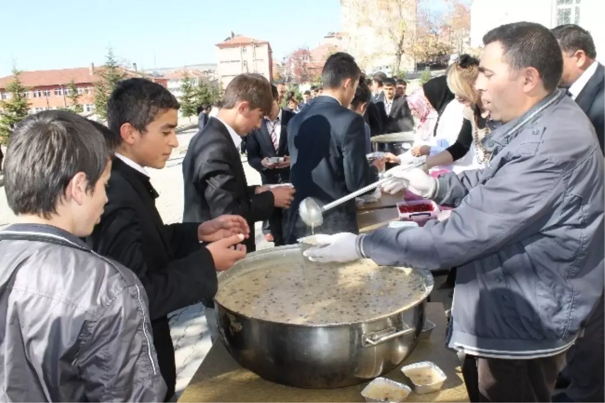 Akdağmadeni Anadolu Lisesinde Öğrenci ve Öğretmenlere Aşure İkram Edildi