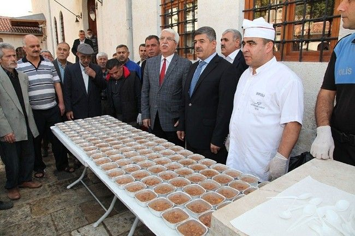 Antakya Belediyesi Vatandaşlara Aşure İkram Etti