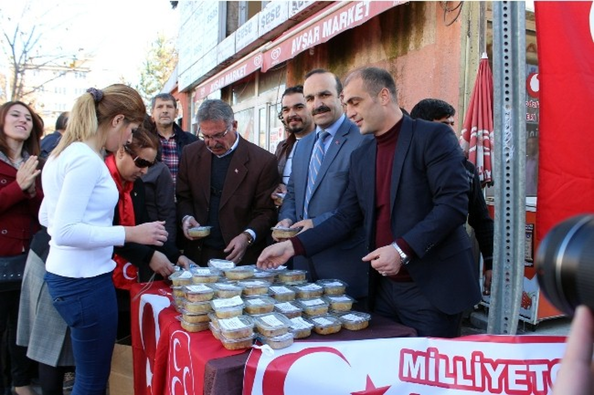 Ardahan\'da MHP\'li Kadınlar Aşure Dağıttı