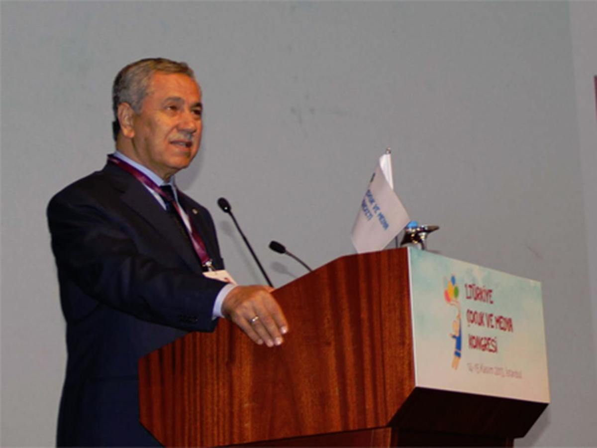 Arınç, 50 Yıl Önceki Fotoğraflarını Görünce Duygulandı