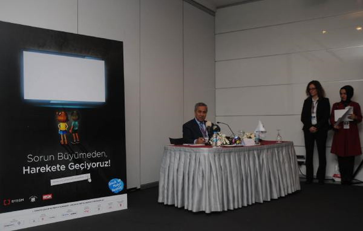 Arınç\'tan Çocuklara: Yatmadan Önce Kendinize \'10-20 Sayfa Kitap Okuyacağım\' Diye Söz Verin