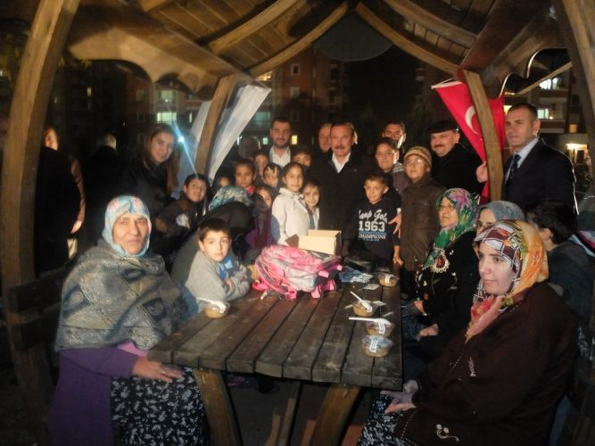 Başkan Nevzat Doğan Aşure Dağıttı