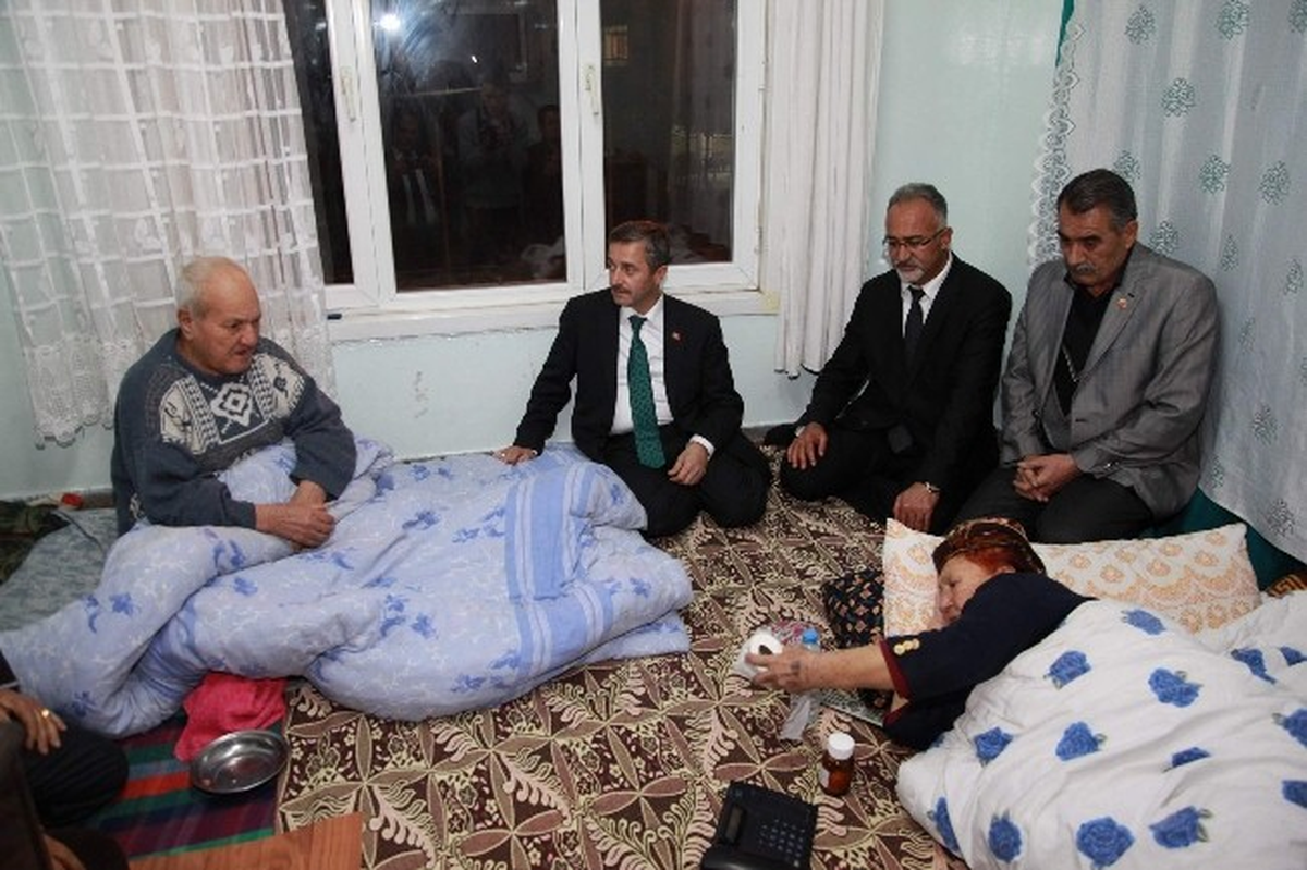 Başkan Tahmazoğlu, Cem Evi\'nde İftar Yemeği Verdi