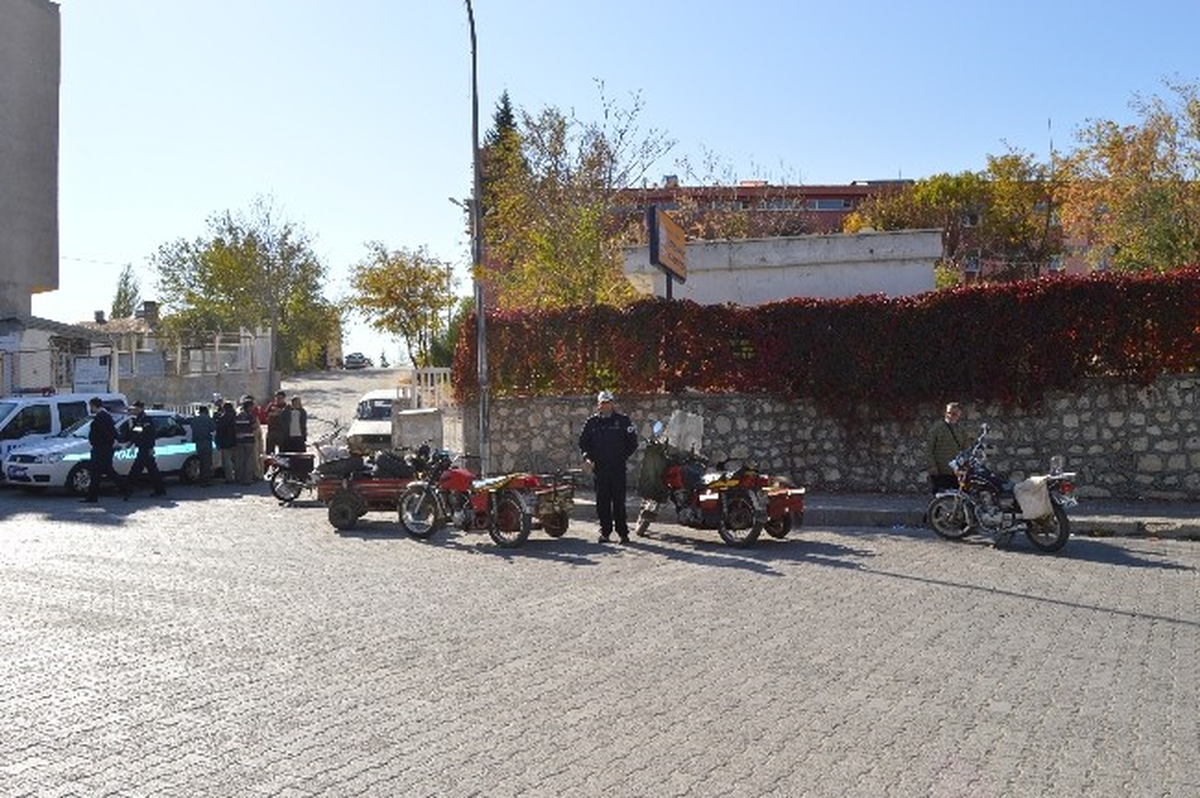 Besni\'de Trafik Ekipleri Motor Sürücülerine Göz Açtırmıyor