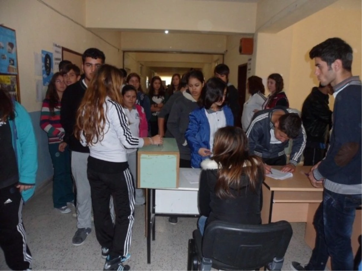 Burhaniye\'de Öğrenci Meclisi Seçimi Heyecanı Yaşandı
