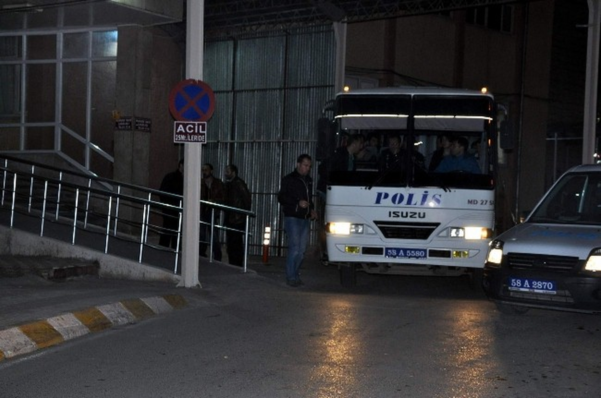 Cumhuriyet Üniversitesi\'nde Gerginlik Sürüyor: 25 Gözaltı