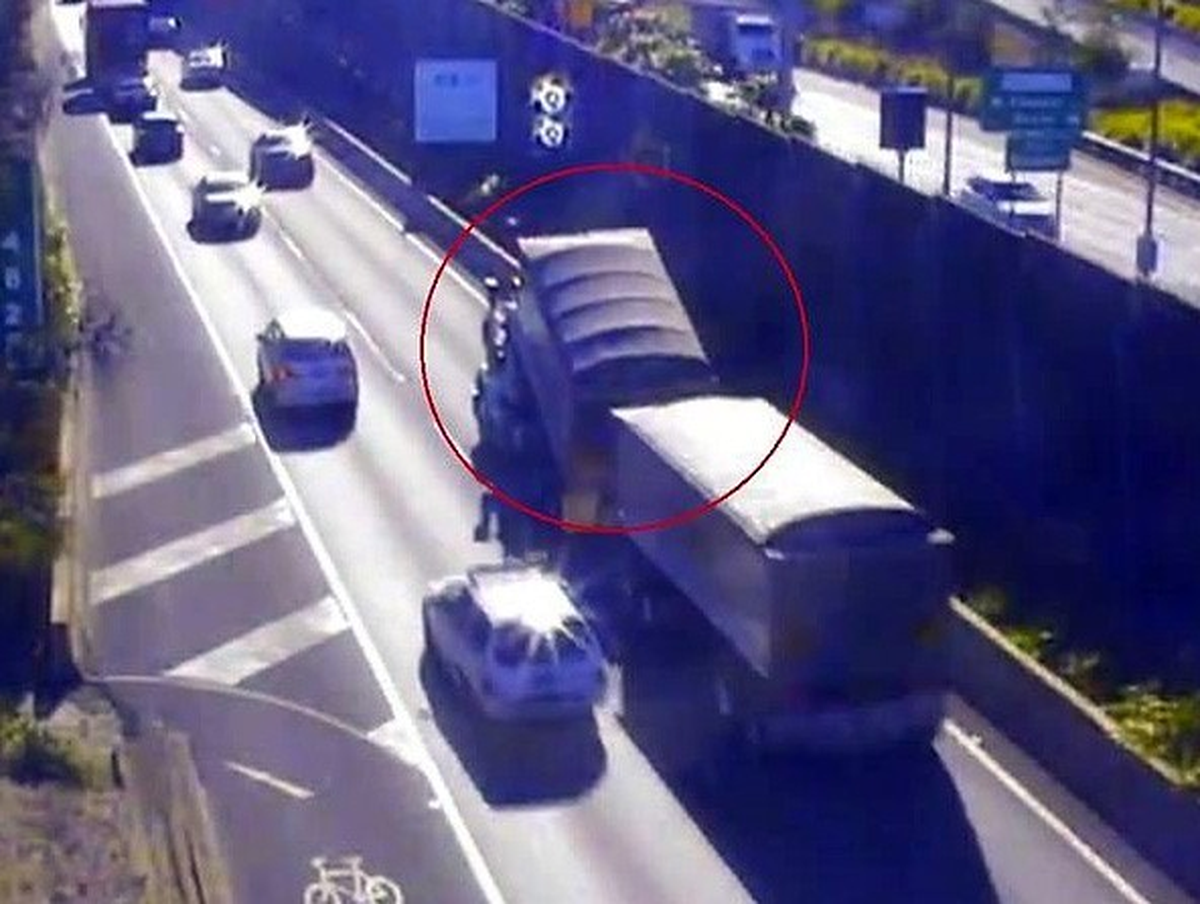 Damperi Açık Kamyon Sydney\'deki Tüneli Mahvetti