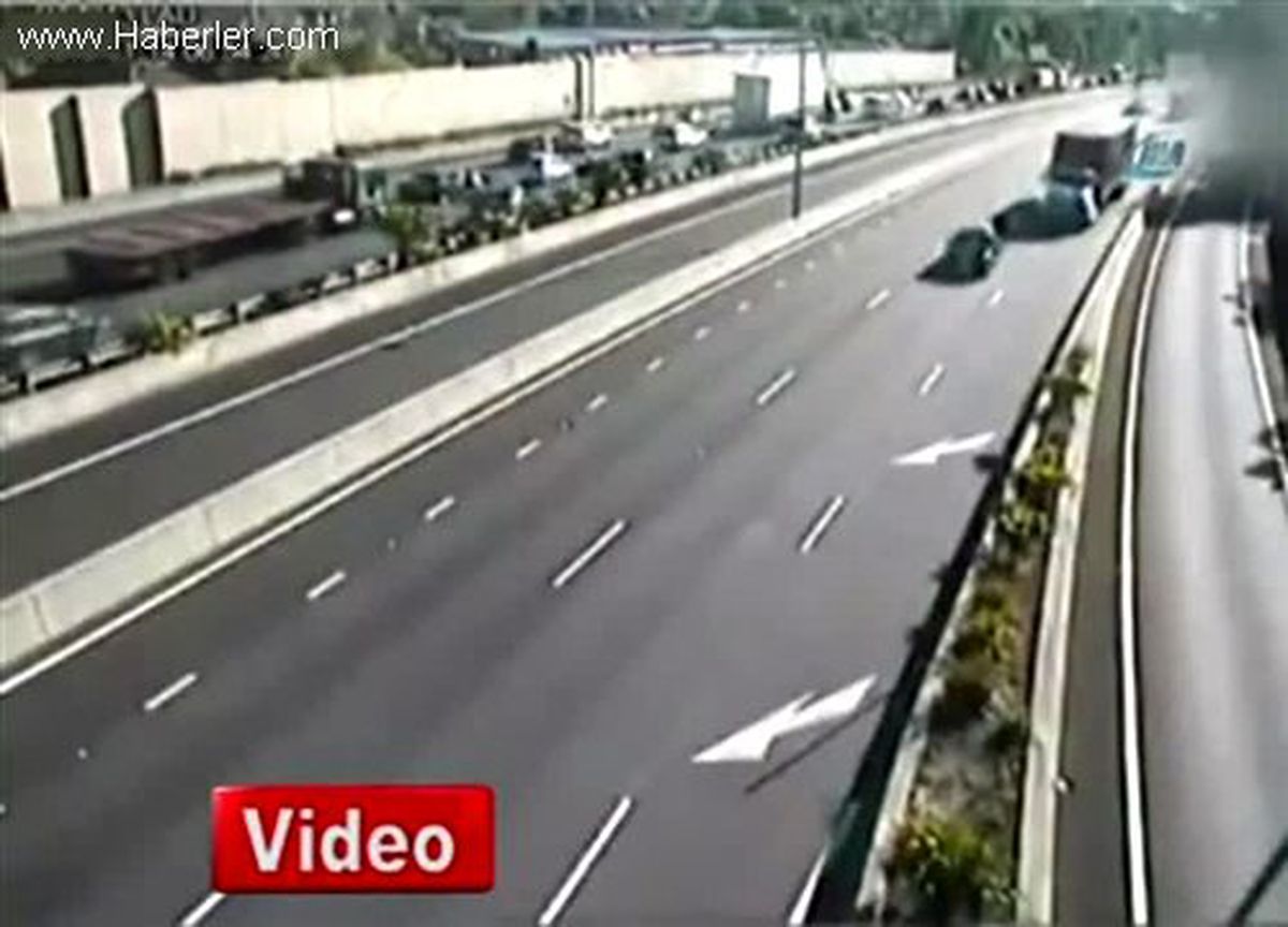 Damperi Açık Kamyon Sydney\'deki Tüneli Mahvetti