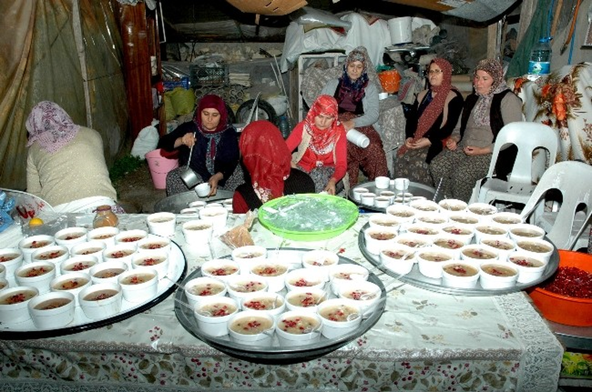 Demre\'de Dualarla Aşure Dağıtımı