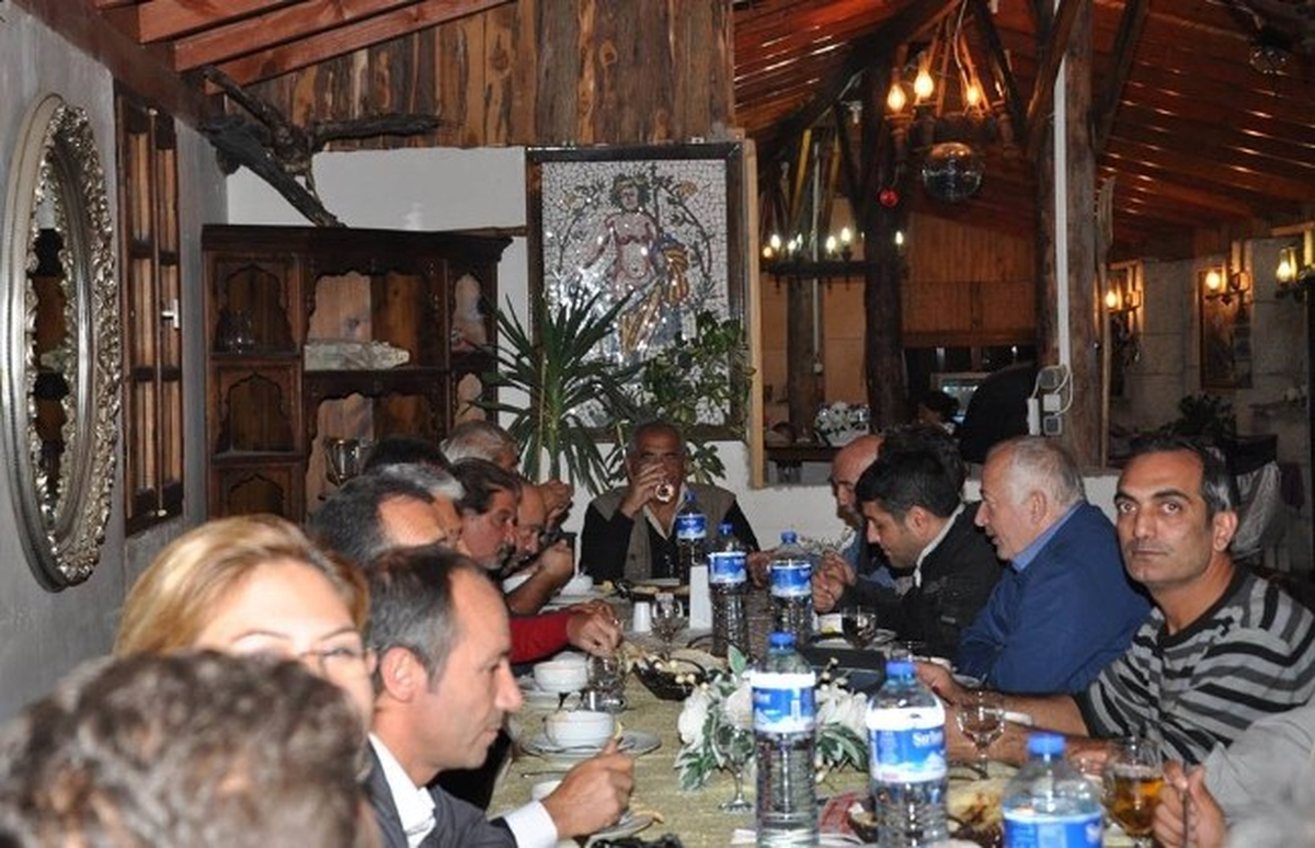 Didim ve Akbük\'te Gazeteciler Yemekte Biraraya Geldi