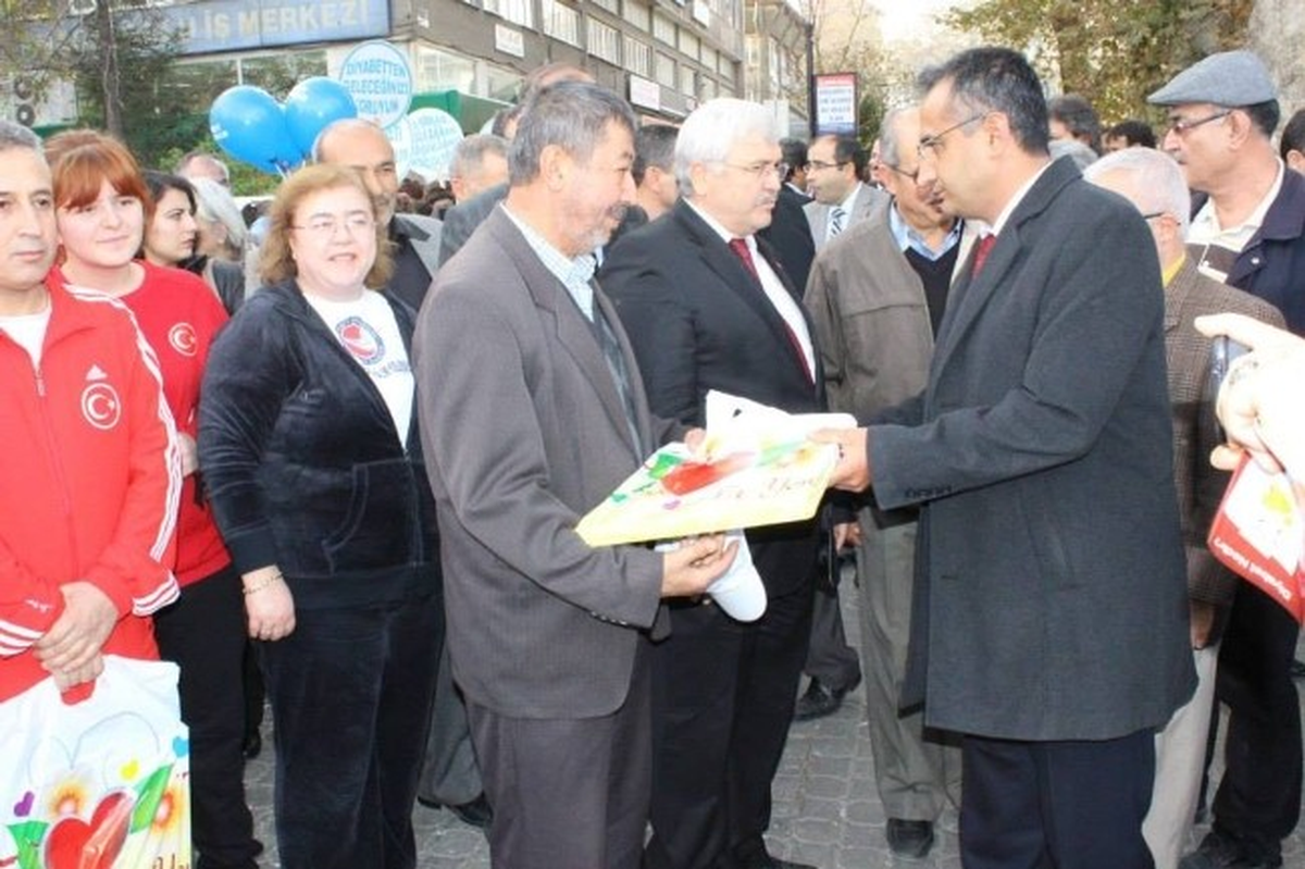 Kütahya\'da Sağlıkçılar Diyabete Karşı Yürüdü