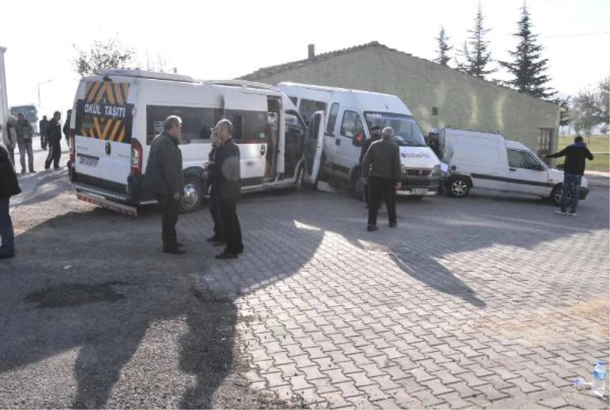 Eskişehir\'de Öğrenci Servisleri Çarpıştı: 12 Yaralı