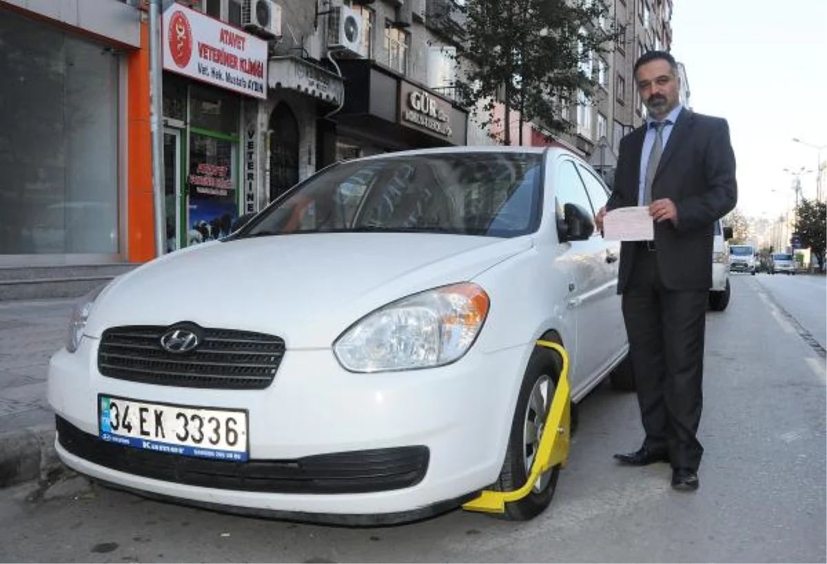 Evinin Önündeki Otomobiline Park Ücreti Ödemeyince Lastiğine Kilit Vuruldu