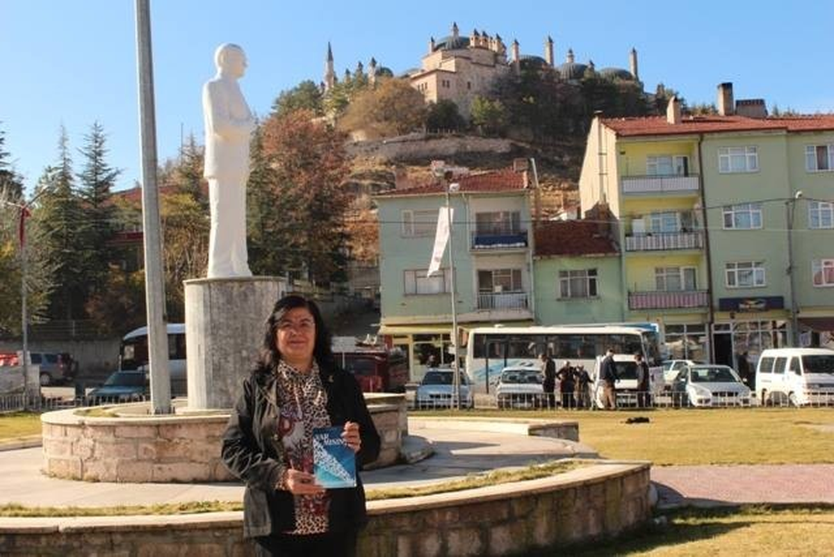 Gazeteci Yazar Emine Yontunç\'un İlk Kitabı Yayınlandı