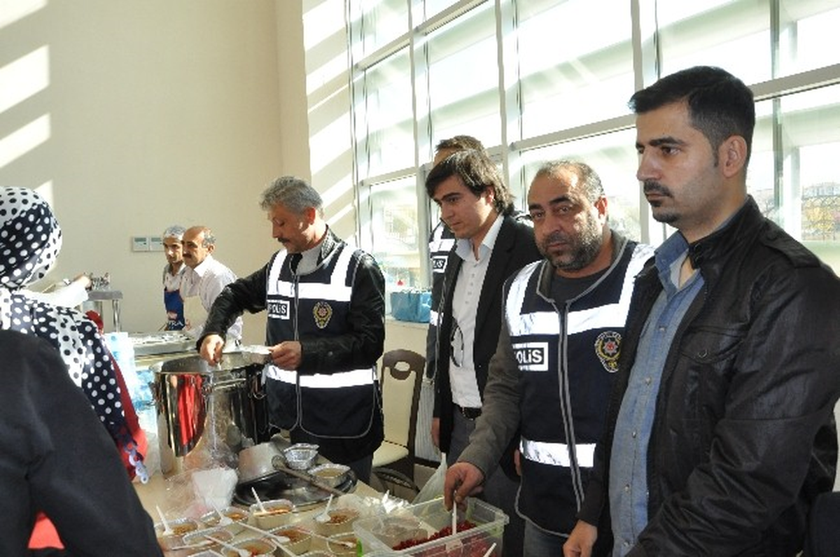 Gölbaşı Polisi \'Aşure\' Dağıttı