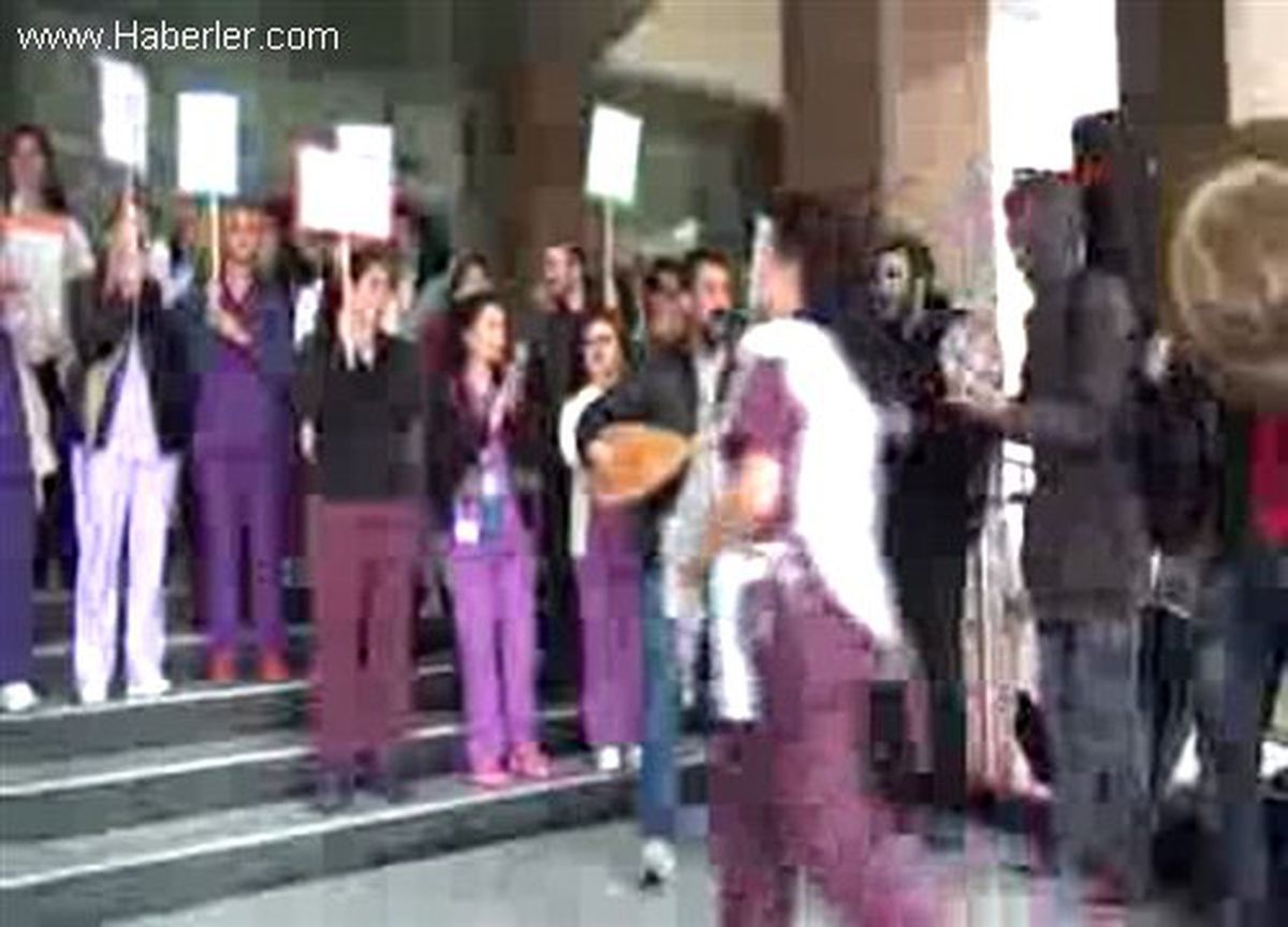 İzmir\'de Hemşirelerden Müzikli Protesto