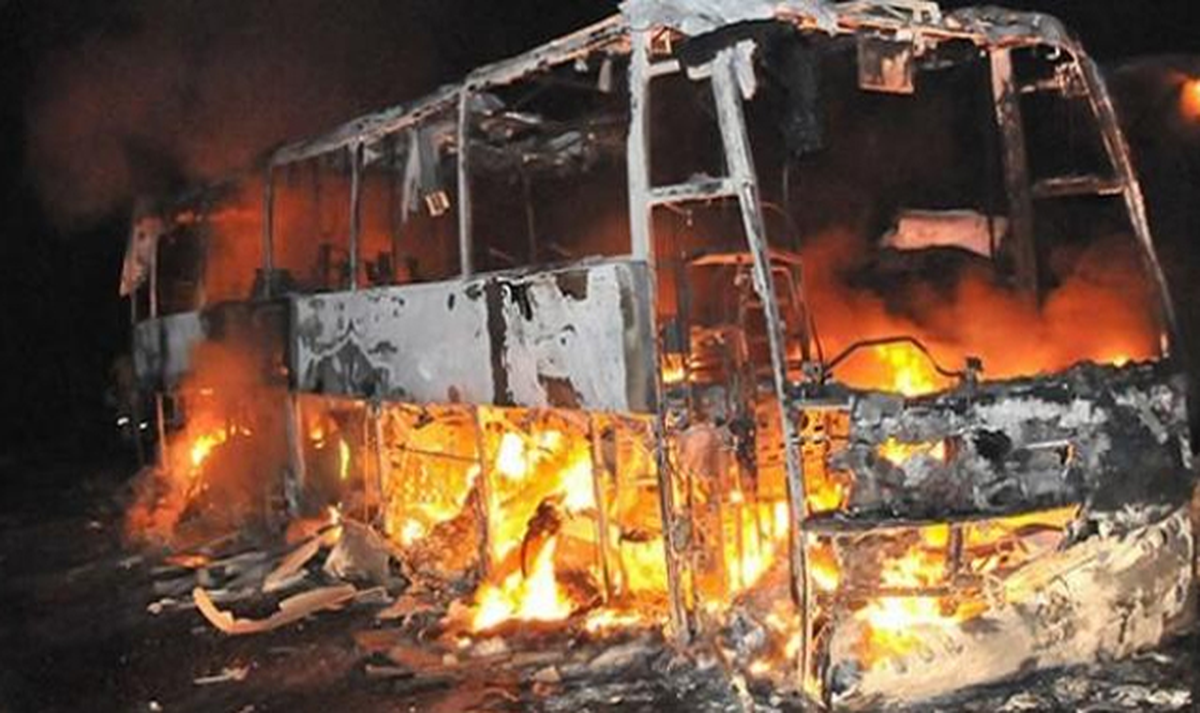 Hindistan\'da Otobüs Alev Aldı