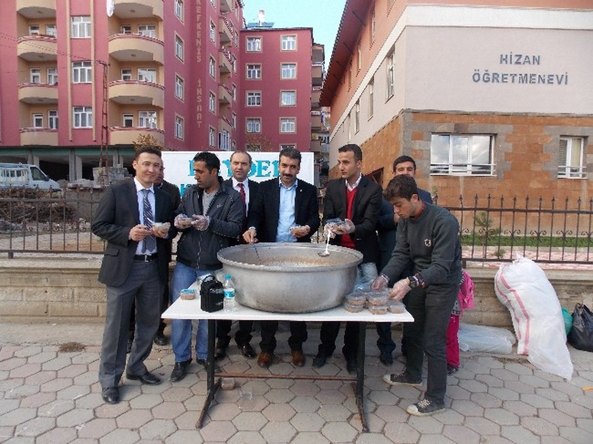Hizan\'da Heyder 3 Bin Kişiye Aşure Dağıttı