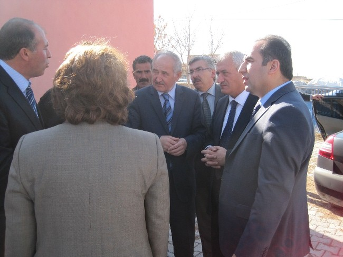 İncesu Tahirini İlköğretim Okulu\'na Halı Saha Yapılıyor