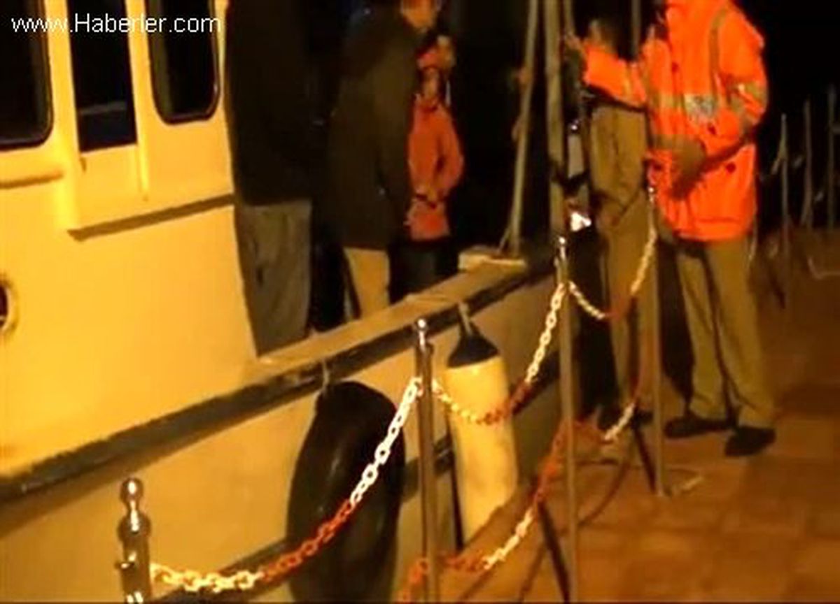 İzmir\'de bindikleri bot parçalanan kaçakların kurtarılması