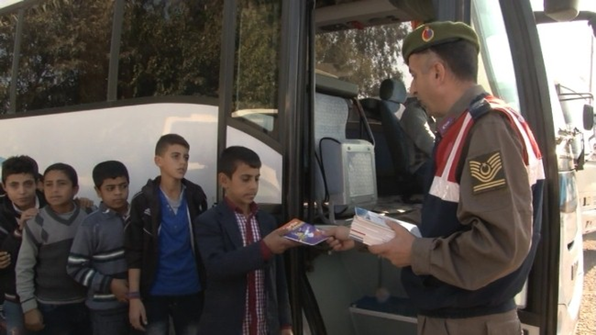 Jandarma, Denetim Sırasında Kitap Dağıttı