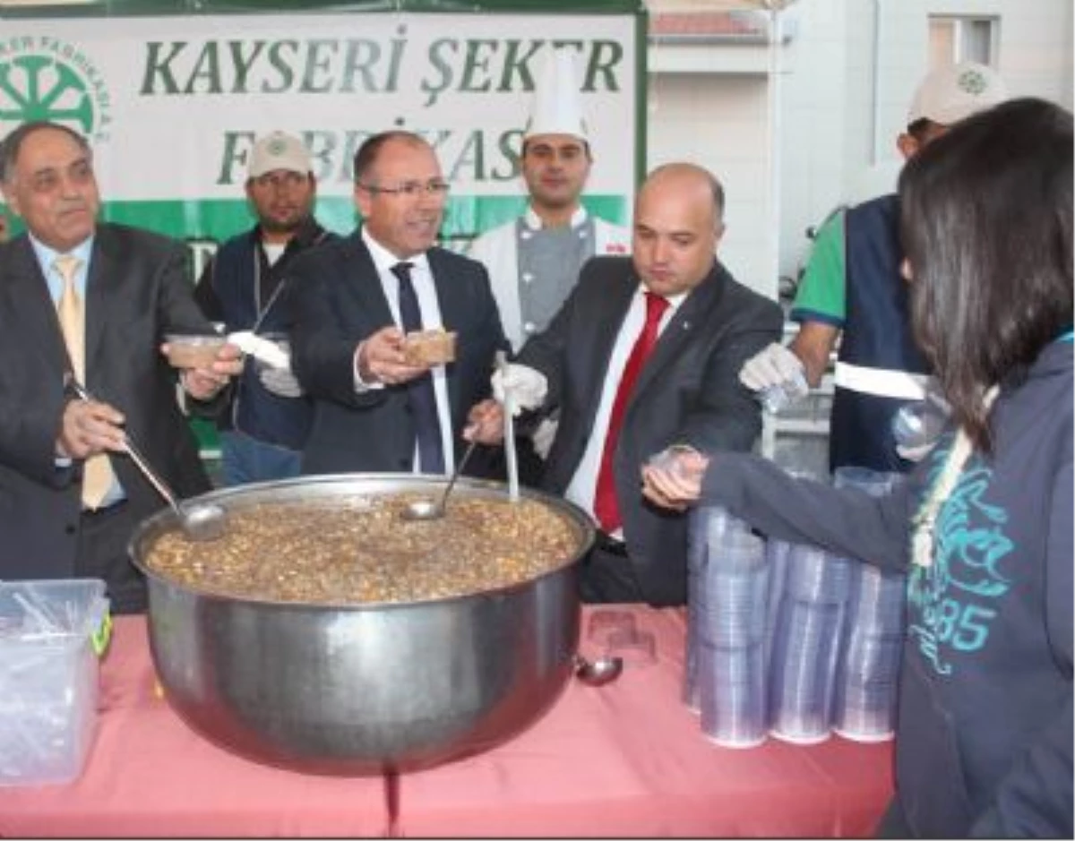 Kayseri Şeker Yurt Öğrencilerine Aşure Dağıttı