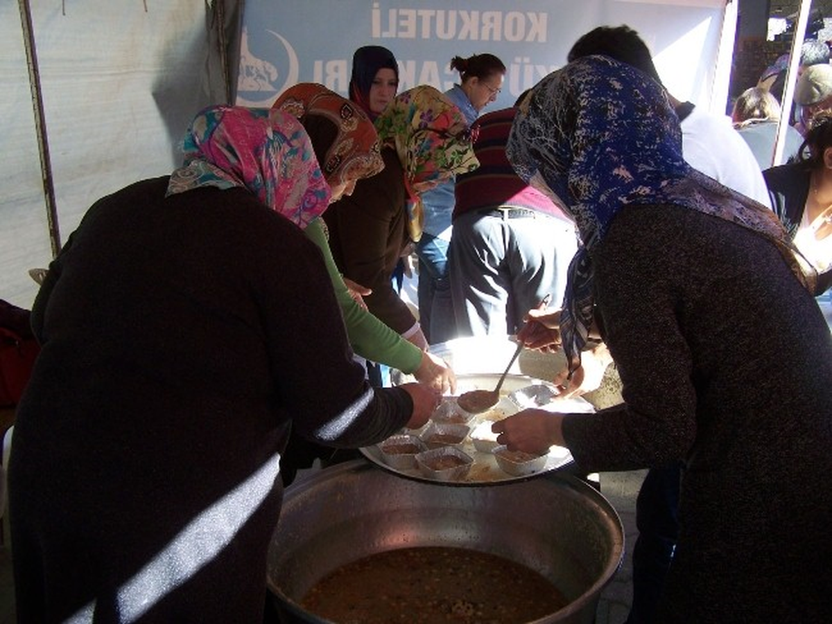 Korkuteli MHP Kadın Kolları Aşure Dağıttı