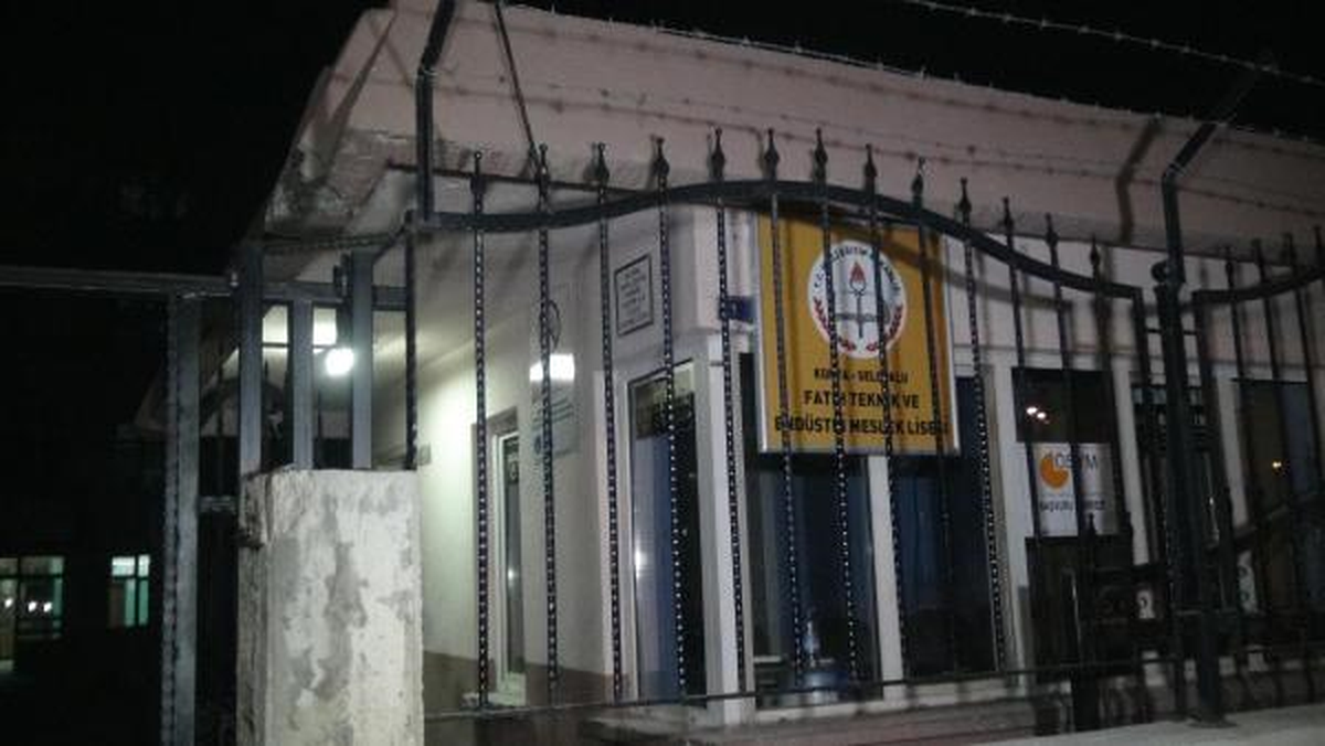 Liseli Genç, Okul Koridorunda Boynundan Bıçaklandı