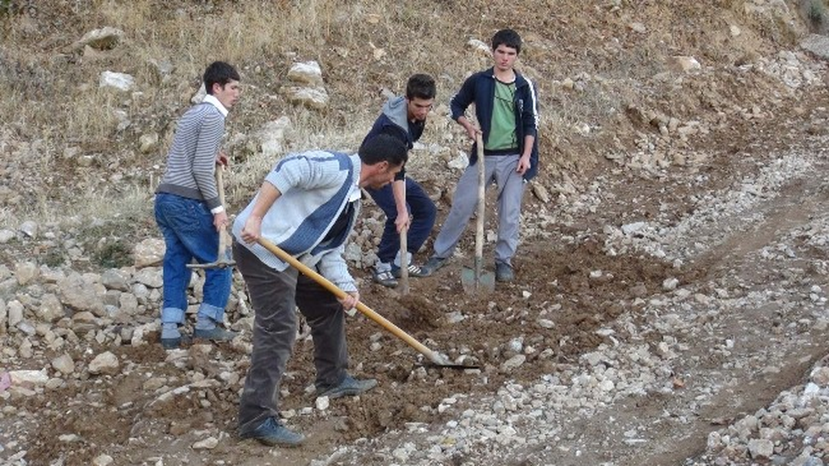 Mahalle Sakinleri, Bozuk Olan Yolları Onarmaya Başladı