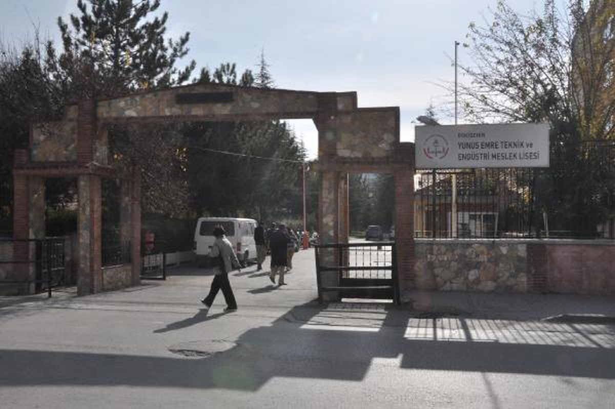 Meslek Lisesi Bahçesindeki Oksijen Tüpü Patladı, 2 Öğrenci Hafif Yaralandı