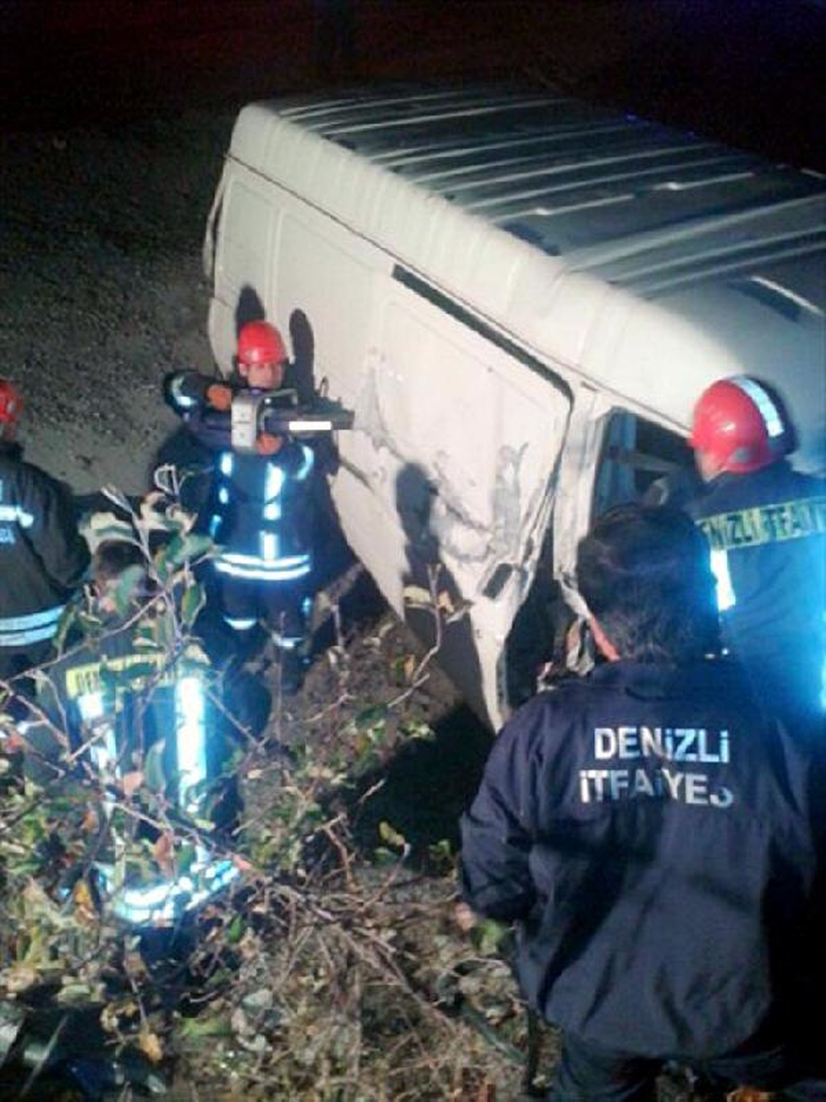 Minibüs Kamyona Çarptı: 1 Kişi Öldü