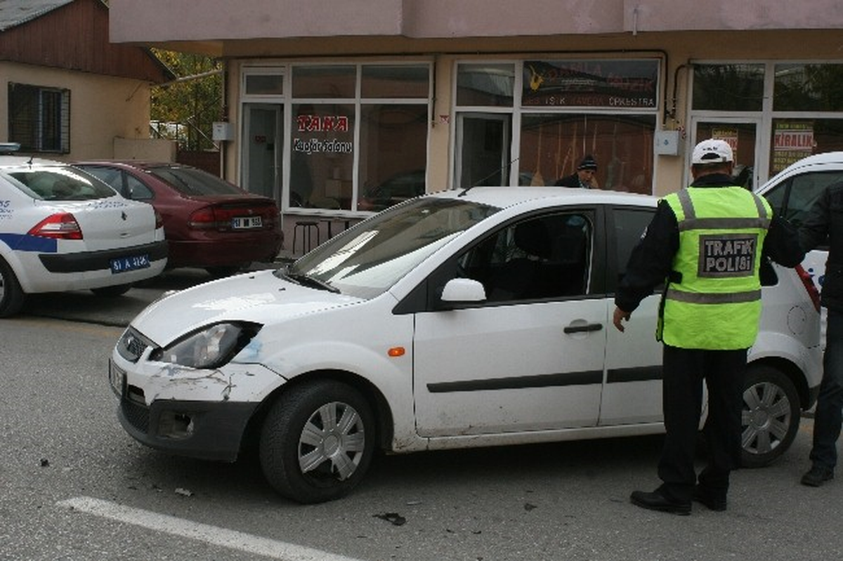 Motosiklet ile Otomobil Çarpıştı 1 Kişi Yaralandı