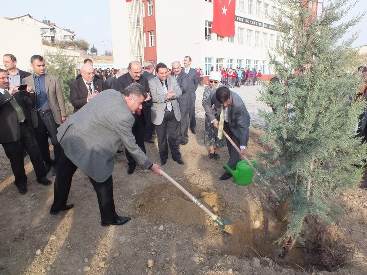 Öğrenciler, 200 Fidanı Toprakla Buluşturdu