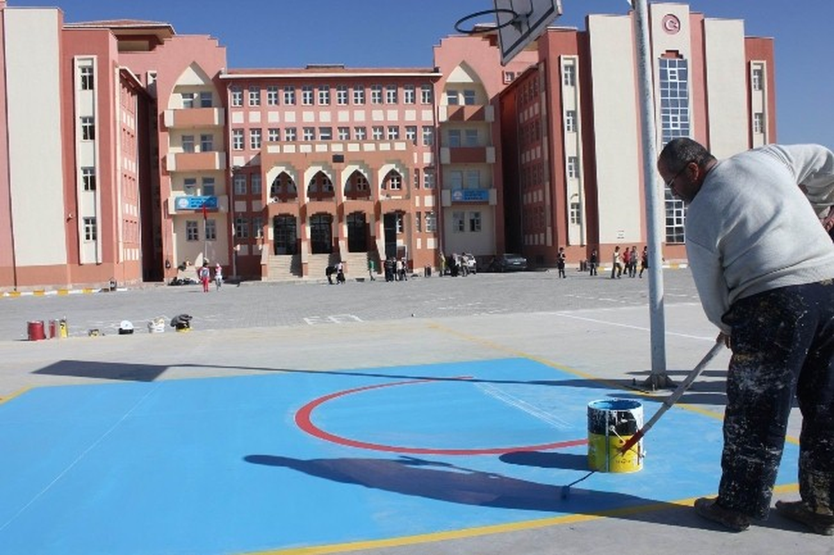 Öğrenciler İçin Okul Bahçesinde Basketbol ve Voleybol Oyun Alanları Oluşturuldu