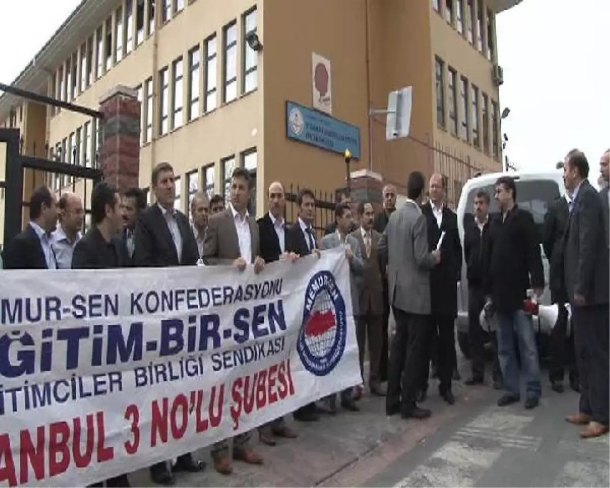 Öğretmen Dövülme Olayı Protesto Edildi, Öğrencinin Babası "Önce Oğlum Darp Edildi" Dedi