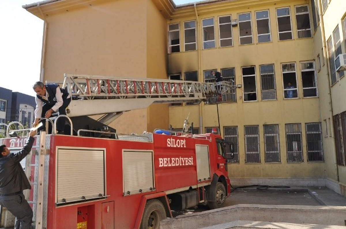 Silopi\'de Okulda Çıkan Yangın Korkuttu