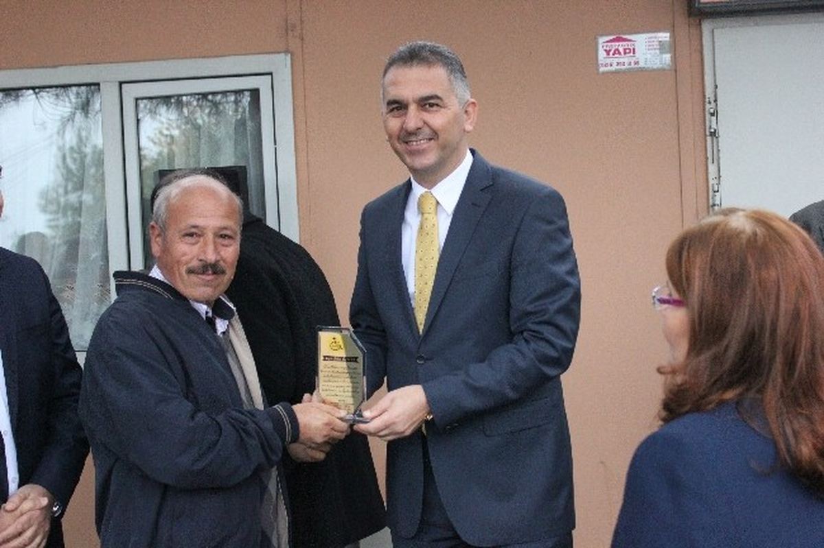 Omurilik Felçlileri Derneğinden Basına Plaket