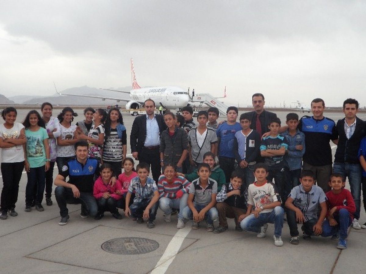 Polis, Öğrencilere Havalimanını Gezdirdi