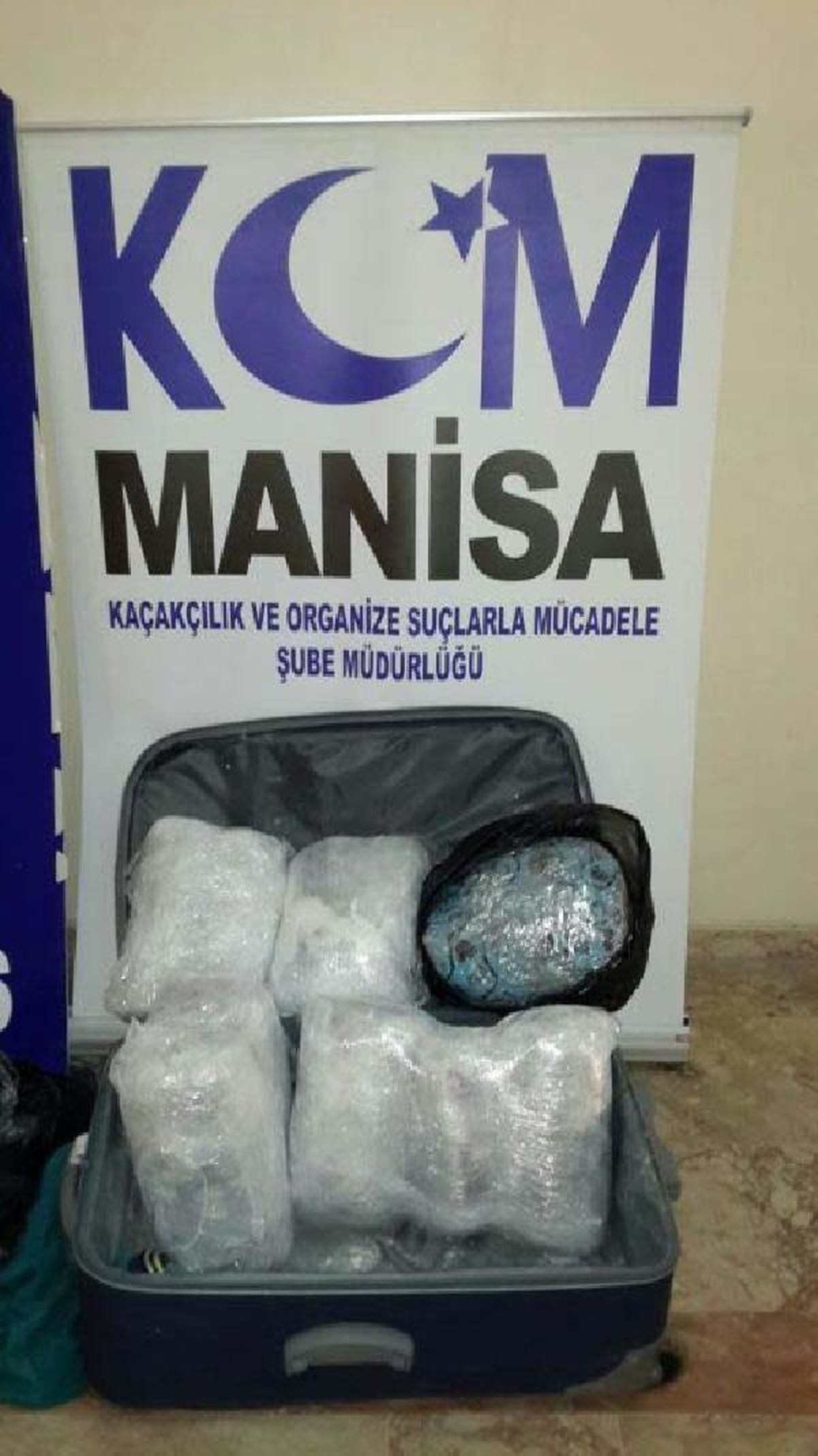 Polisten Uyuşturucu ve Kaçak Sigara Operasyonu