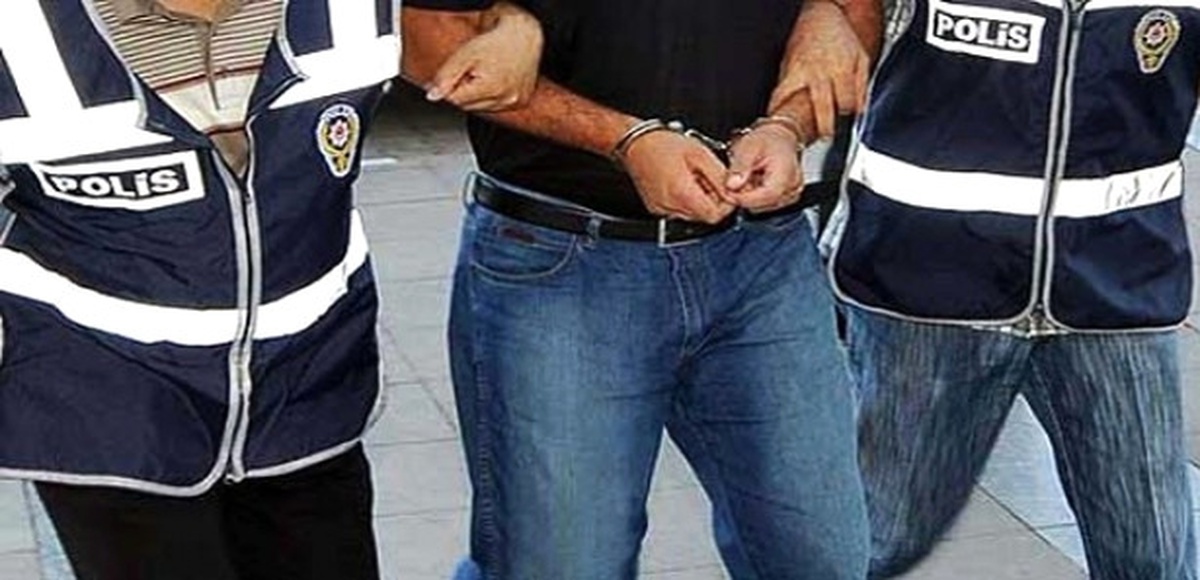 Çeşme\'de Sahte Belgelerle Dolandırıcılığa 2 Tutuklama