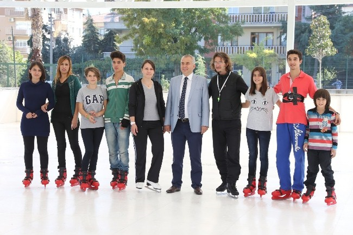 Sentetik Buz Pisti İlk Kursiyerlerini Bekliyor