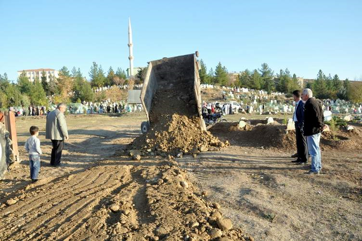 Siirt\'te Mezarlıklara Çevre Düzenlemesi