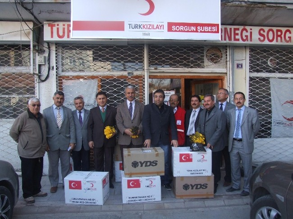 Sorgun Kızılay Şubesinden 100 Öğrenciye Giysi Yardımı