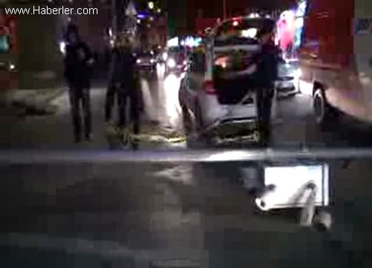 Taksim\'de Mobese Direği Devrildi