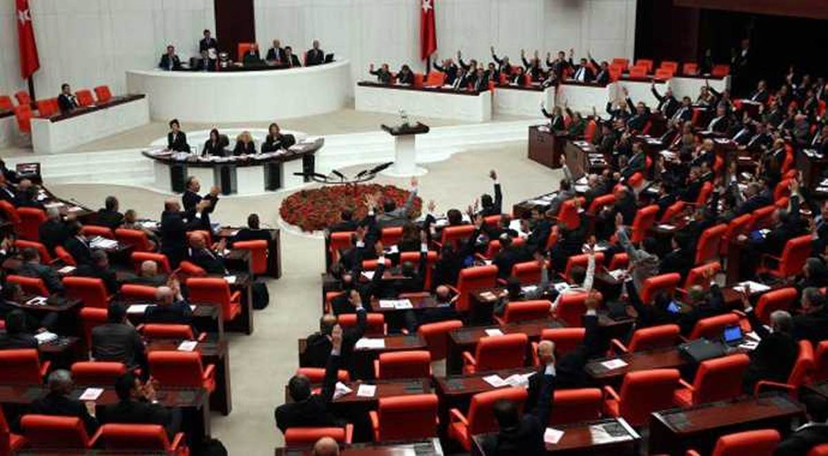 TBMM\'de Pantolon Düzenlemesi Resmi Gazete\'de