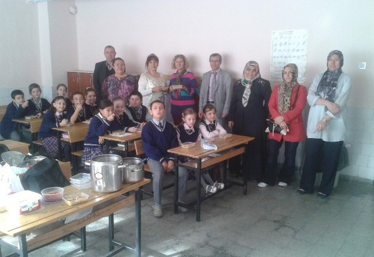 Velilerden Öğrenci ve Öğretmenlere Aşure İkramı