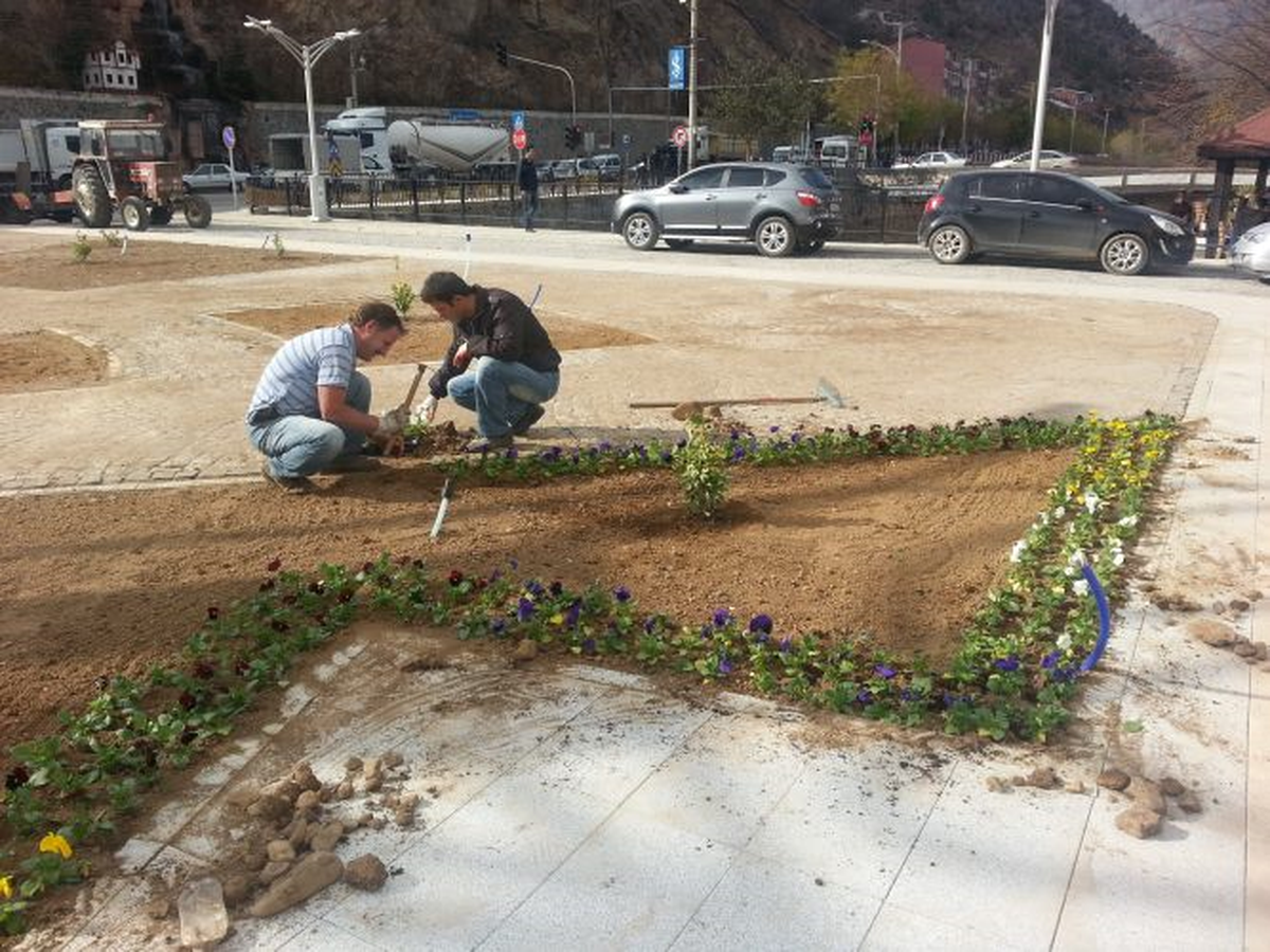 Yeni Belediye Köprüsü ve Fatih Parkı Peyzaj Çalışmaları Devam Ediyor